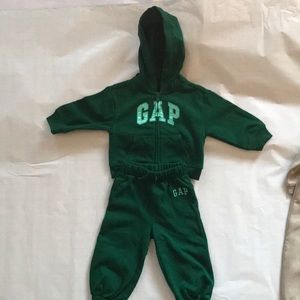 Brand new never worn Gap sweatsuit